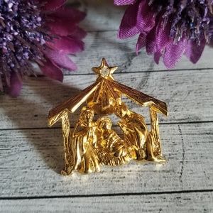 Lovely VTG Nativity Lapel Pin